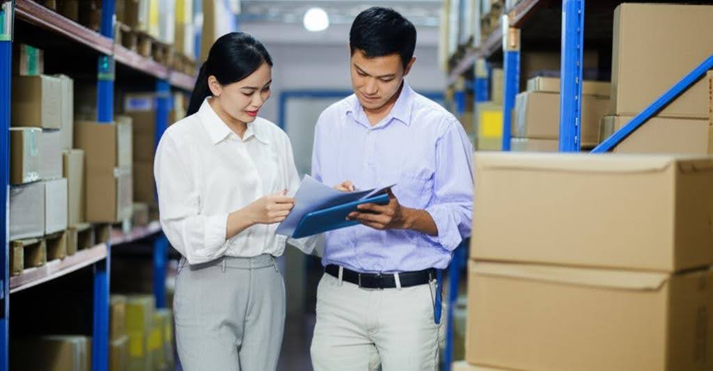 Sự phối hợp chặt chẽ giữa kế toán kho và thủ kho đảm bảo hoạt động kho vận hiệu quả.
